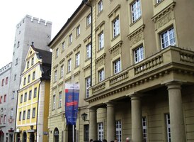 Věže na domech jsou symbolem bohatství majitele