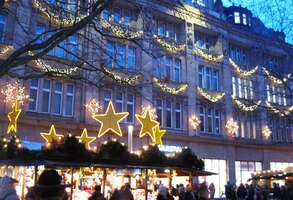 Večer se rozsvěcují obchodní domy