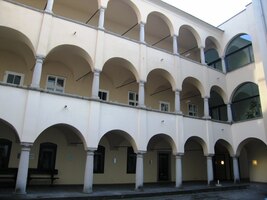 a nádherným renesančním nádvořím