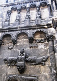 ale rozbíhá se daleko do stran