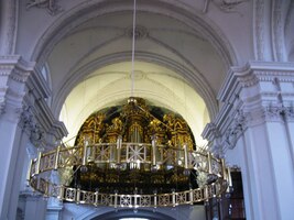 Moderní lustr poněkud zakrývá varhany