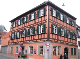 Krásná je tu i světská architektura