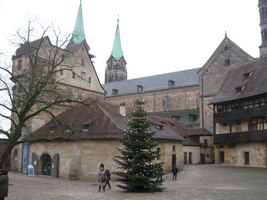 Bývalý biskupský palác stojí na základech původního hradu