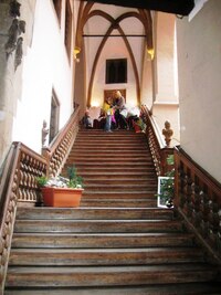 která pokračuje uvnitř