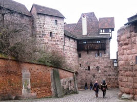 Je tu několik nádvoří, bran a věží