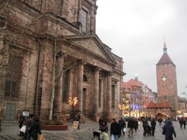 a za ní už je vidět Bílá věž