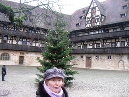 Jeho nádvoří je hodné obdivu (viz obr.)