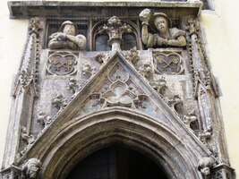 V ostění jejího vstupu jsou zasazeny úřední míry (délka lokte, stopy a sáhu)