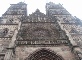 Toto je už ale průčelí jiného chrámu