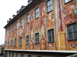 Jsou tu i celé hektary barevných sgrafit