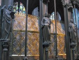 Náhrobek patrona chrámu hýří zlatem