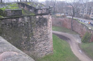 a také mohutné opevnění s příkopy