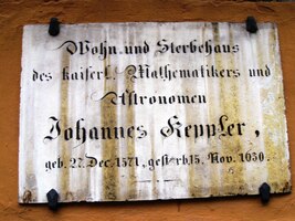 Nedaleko odtud je na jednom z domů tato deska