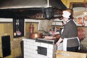 se středověkou kuchyní (ta dáma je ovšem novověká)