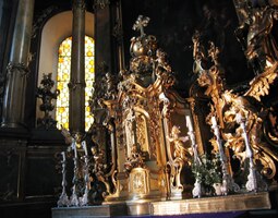 a zlato na oltáři bylo sluncem ozářené