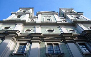 jsme došli k dvouvěžovému baroknímu chrámu