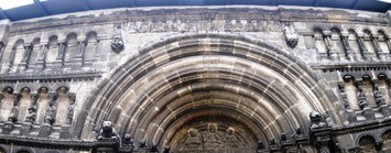 a má úchvatný románský portál