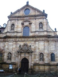 a toto jeho barokní průčelí