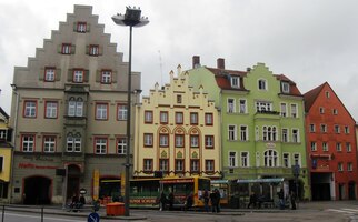 Nesoulad velikosti, tvarů a barev domů