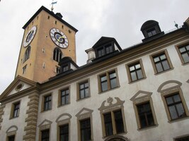 Za novou radnicí vykukuje věž staré radnice