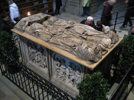 se sarkofágem "Svaté dvojice" (císař Jindřich II. a jeho manželka Kunhuta)