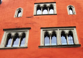 tady často s velice neobvyklými okny