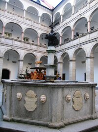 v prostorách bývalého kláštera minoritů