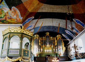 Krása interiéru chrámu je teď méně vnímána