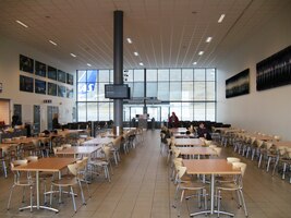 Snídáme v letištní hale