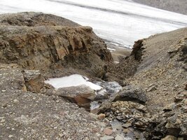 Dolů půjdeme po jeho okraji