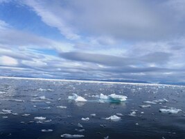 Loď se pohupovala a obzor se nakláněl,