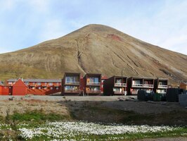 Lodžie turistů pod horami hlušiny