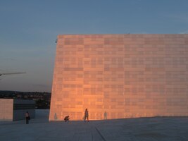 a slouží slunci jako projekční plátna