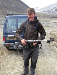 Průvodce je po zuby ozbrojen