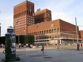 Monstrózní 100 let stará radnice