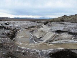 a je zbrázděn koryty řek