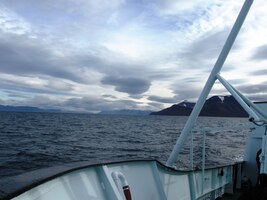 do širokého fjordu Isfjord