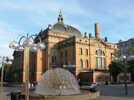 umístěná před norským Národním divadlem