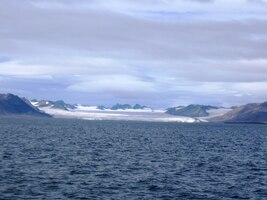 a v dálce se objevil ledovec Esmark