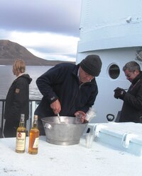 Kuchař jednu vylovil bidlem a roztloukl kladivem