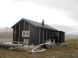 Dole stála tato lovecká chata,