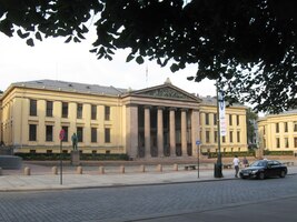 Opodál stojí univerzita