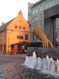 Tady někdo zapomněl ruku