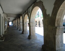 a hlavně s podloubími, stín buď požehnán!