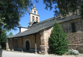 do stínu kostelíka Iglesia de San Esteban,