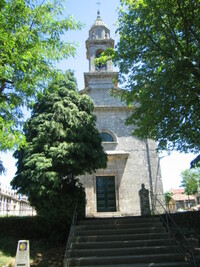 se hřbitovním kostelíkem