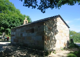 a stavby kolem ní subtilní,