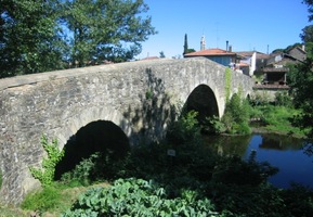 Po mostě přes řeku Furellos se vchází do města,