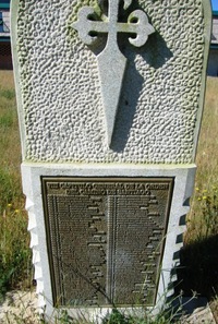 Před Mélide jsou pomníky zesnulých poutníků