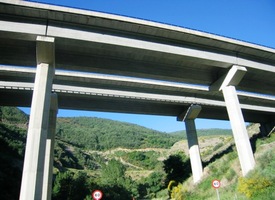 Cesta do hor podchází dálnici